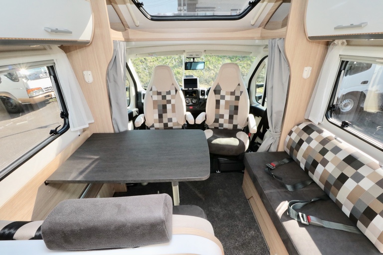 キャンピングカーの車内（後部座席）の写真です